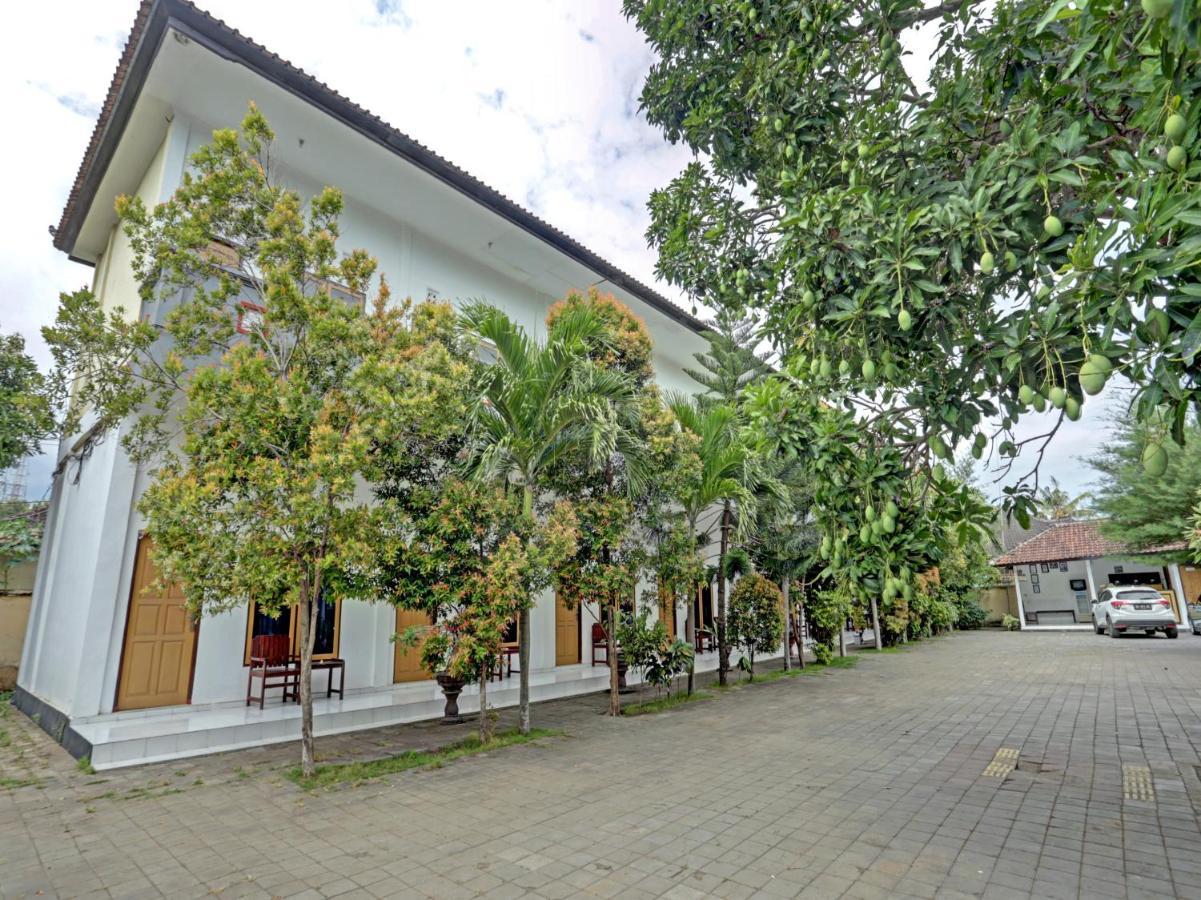 Oyo 3096 Hotel Dewi Warsiki Gilimanuk Extérieur photo